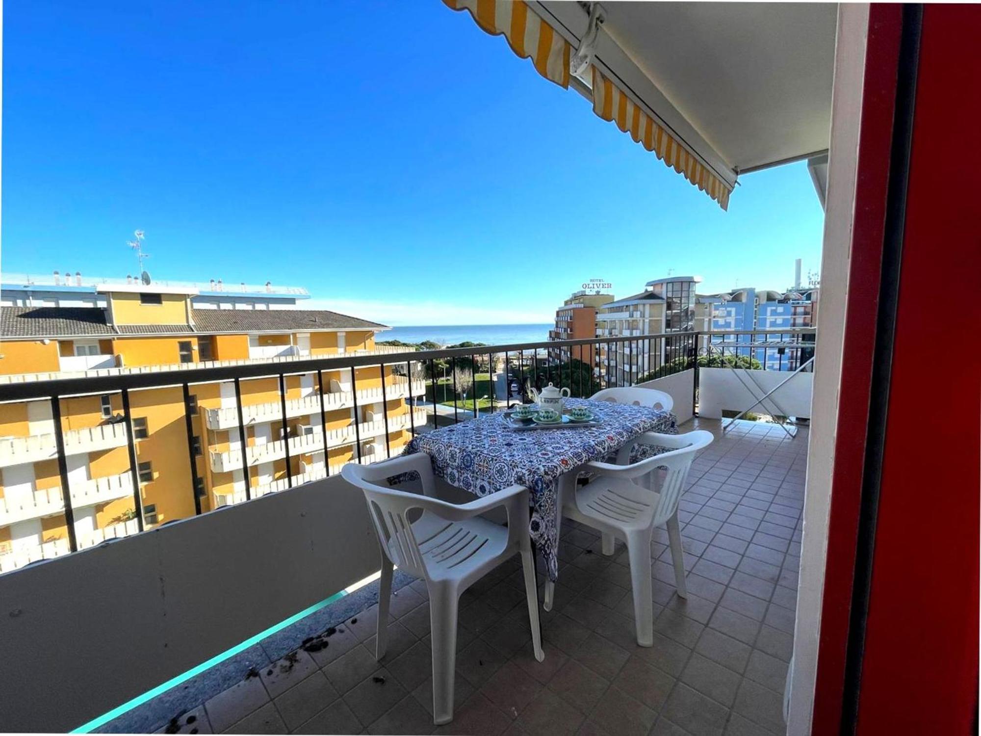 Bright Apartment With Pool Порто-Санта-Маргерита-ди-Каорле Экстерьер фото